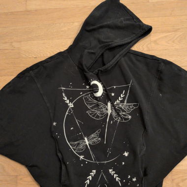 Hoodie court noir avec imprimé libellule