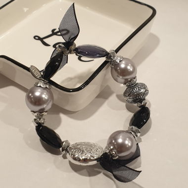 Beaded bracelet with black stones
