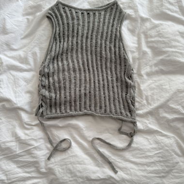 Crop top corto in maglia grigio con laccetti