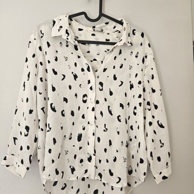 Chemise blanche à pois noirs