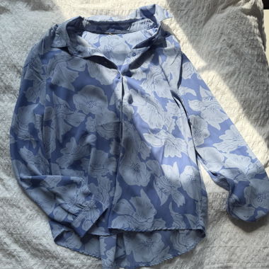 Camicia blu con bottoni e motivo floreale