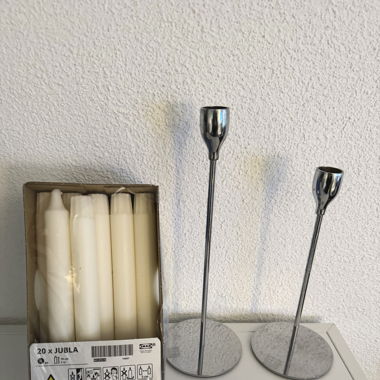2 silberne Kerzenständer + weisse Kerzen