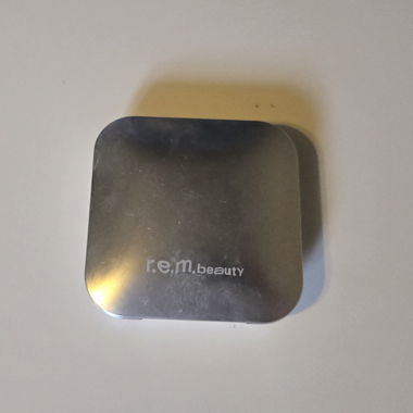 R.E.M beauty Highlighter