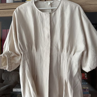 Blusa beige con bottoni