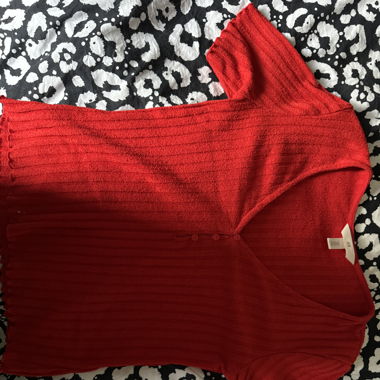 Haut rouge légèrement décolleté 