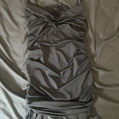 Robe noire ajustée à bretelles
