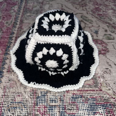 Gestrickte Blumenmütze