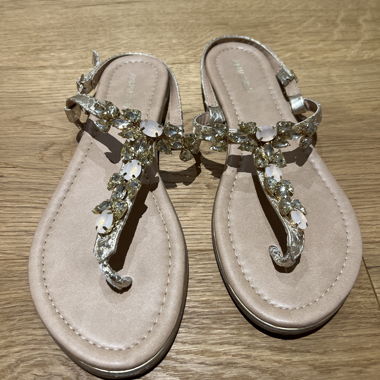 Beige Sandalen mit Strassverzierung