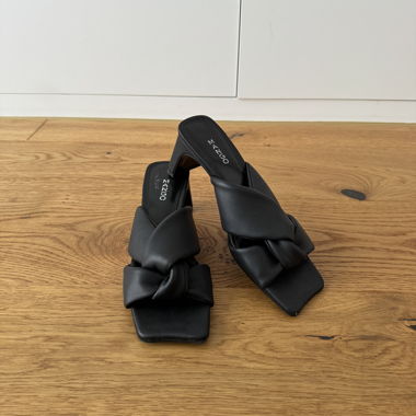 Mango Black Mules