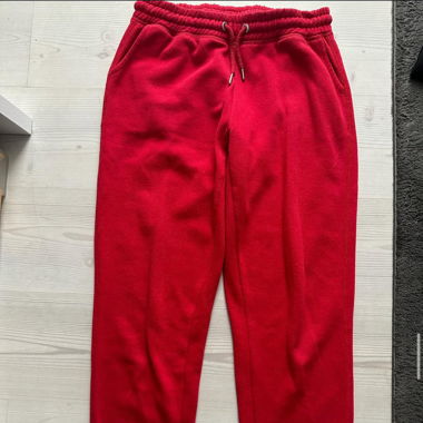 rote jogginghose