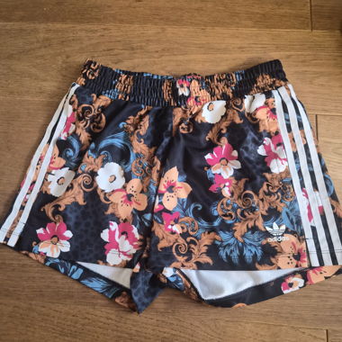 Adidas Shorts mit Blumenprint