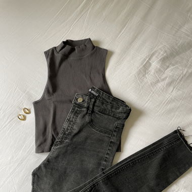 Schwarze Jeans mit Löchern