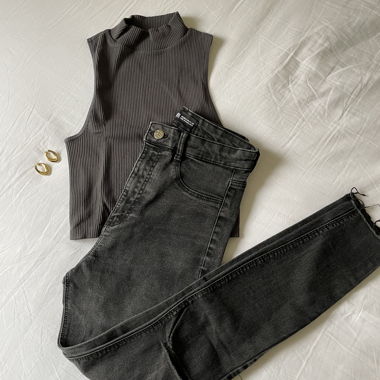 Schwarze Jeans mit Löchern