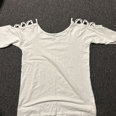 T-shirt bianco con cut-out alle spalle