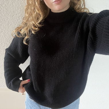 Schwarzer Strickpullover