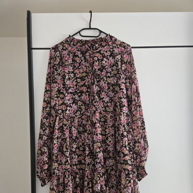 Robe courte à motif fleurie 