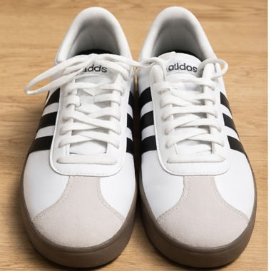 Sneakers adidas bianche con tre strisce nere