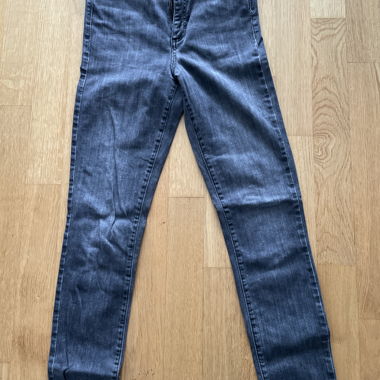 Grau schwarze jeans