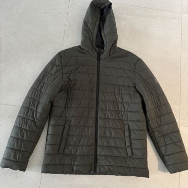 Schwarze Kapuzenjacke