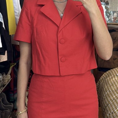 Ensemble veste courte sans manches H&M rouge avec jupe-short