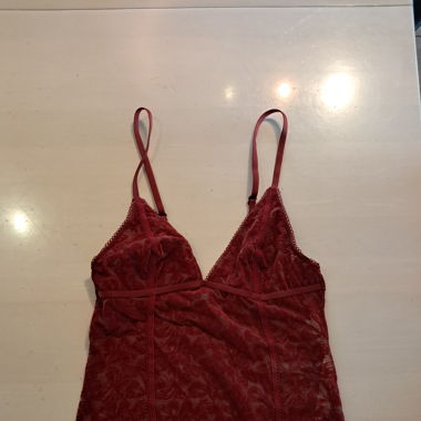 Top rouge avec motif papillon par Urban Outfitters