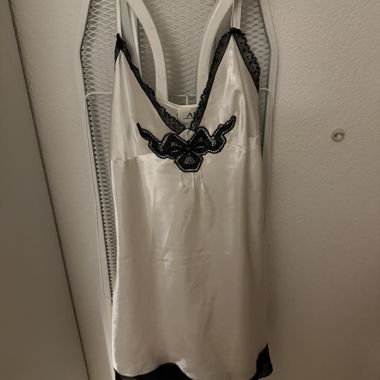Nuisette en satin avec dentelle
