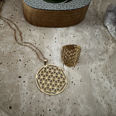 Adjustable-size ring and golden necklace
