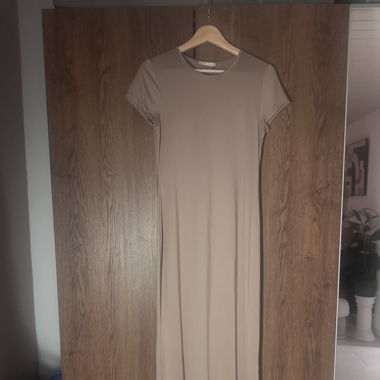 Eng anliegendes Kleid in Nude
