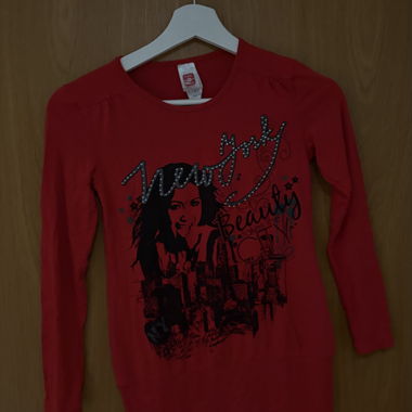 Red New York print long sleeve top