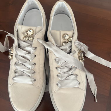 Sneakers beige con dettaglio strass