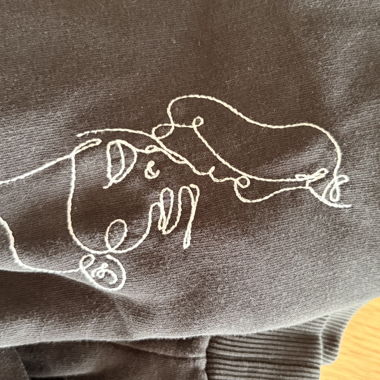 Schwarzer  Hoodie mit Stickerei