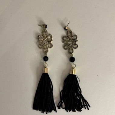 Schwarze Quastenohrringe mit Ornament