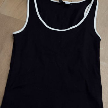 Débardeur noir avec bordure blanche