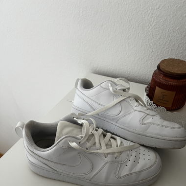 weisses nike Schuhe