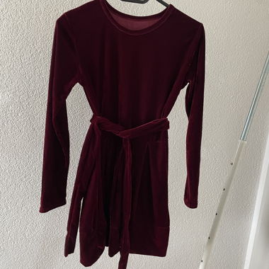 Abito in velluto bordeaux con cintura