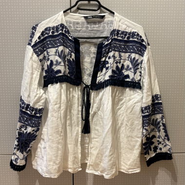 Blusa bianca con motivi blu