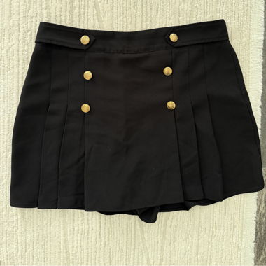 Gonna-pantalone nera con bottoni dorati