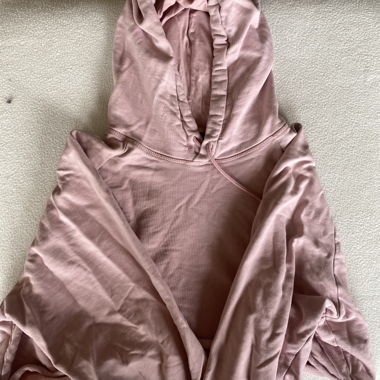 Pull sweat avec capuche rose pastel