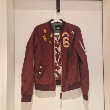 Khjuo rote Übergangsjacke