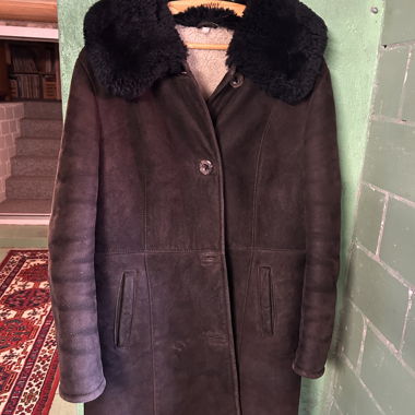 Lange Vintage Lammfelljacke mit Pelzkragen