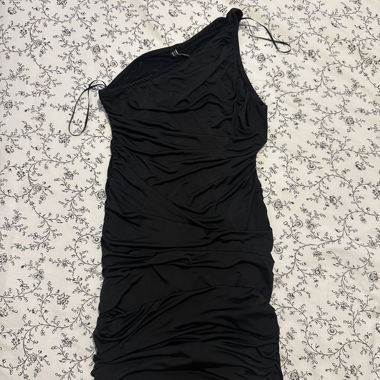 Asymmetrisches schwarzes Kleid
