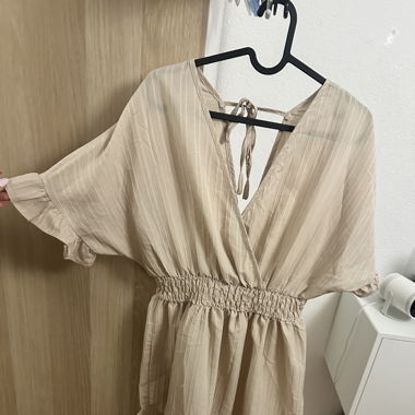 Beiges Kleid