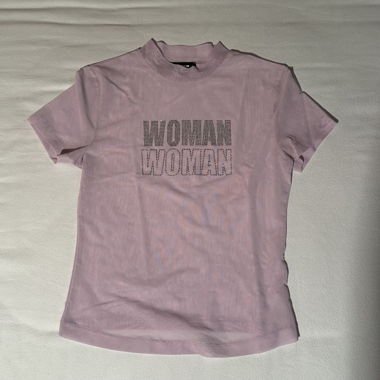 Top trasparente viola con scritta diamantata "woman"