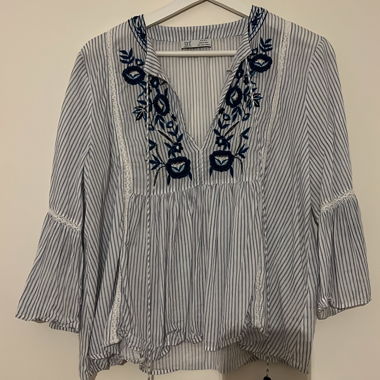 Blusa ricamata a righe