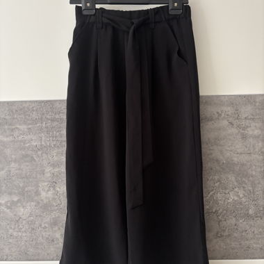 Pantaloni neri per l'estate