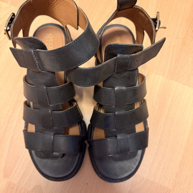 Sandali in pelle nera Geox