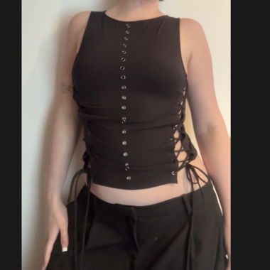 Top nero con lacci