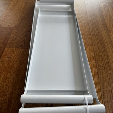 Weisse Metalltabletts