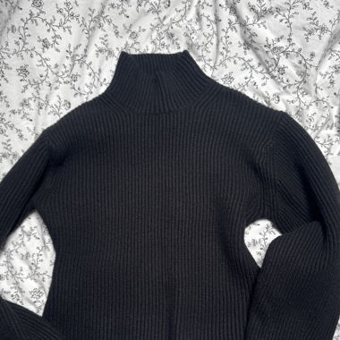 Schwarzer Pullover 