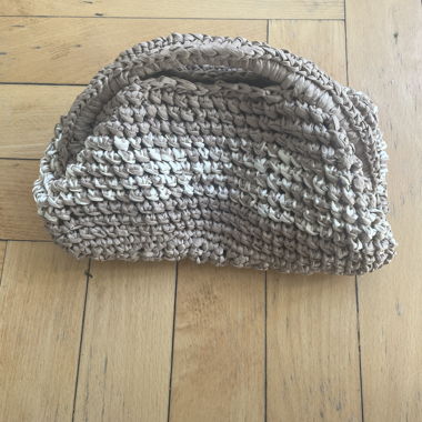 Beige geflochtene Tasche